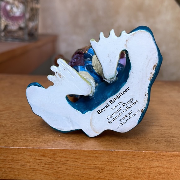 Fun Frog Royal Ribbiteer from the Camelot Frogs Sculpture Collection - Picture 9 of 9